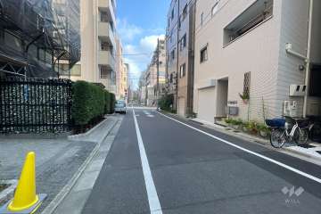 敷地東側の前面道路（南側から）