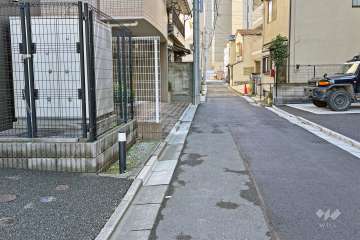 敷地の南側前面道路（西側から）