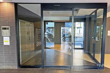 エントランスはオートロック付きです。