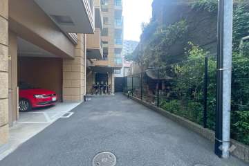 敷地内駐車場（屋内平面式）と駐輪場　