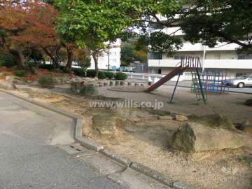 敷地に隣接する小さな公園