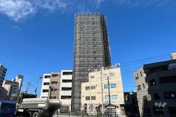 シティインデックス三ノ輪の外観（南東側から）※大規模修繕工事中（2024年12月時点）