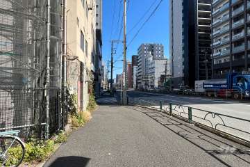 敷地の南側前面道路（西側から）