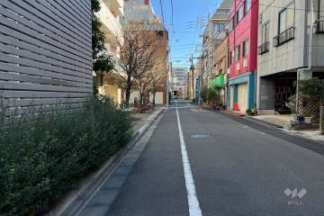 敷地の南側前面道路（西側から）