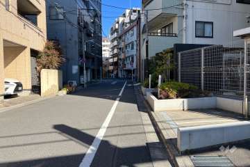 敷地の北西側前面道路（南西側から）