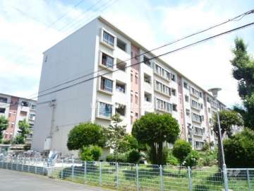 東園田団地4号棟の外観（南西から）