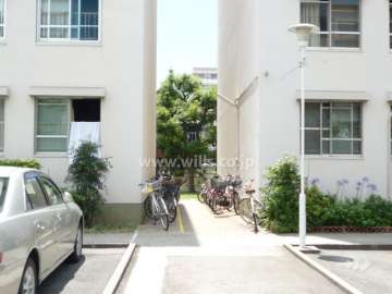 駐輪場（左が3号棟、右が4号棟）