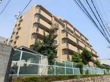 アーバングリーン本山の外観（南西側から）