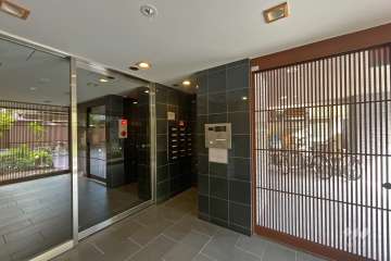 エントランスはオートロック付きです。