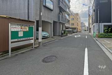 敷地東側の前面道路（北側から）