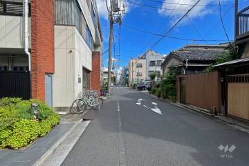 敷地東側の前面道路（南側から）