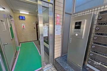 エントランスはオートロック付きです。