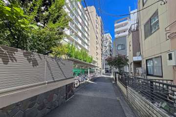 敷地の南側前面道路（西側から）