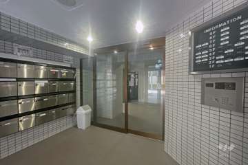 エントランスはオートロック付きです。