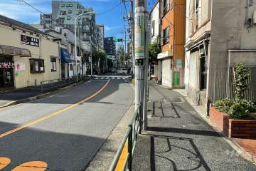 敷地の南側前面道路（東側から）