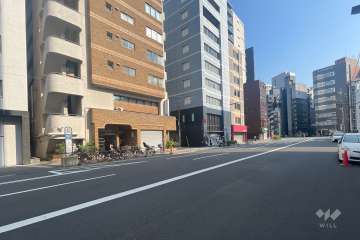敷地西側の前面道路