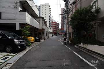 敷地北側の前面道路（西側から）