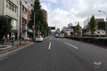 敷地南側の前面道路（西側から）