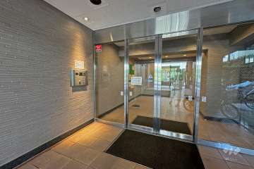 エントランスはオートロック付です。