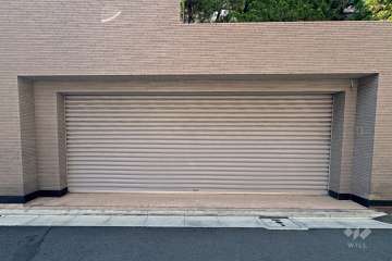 敷地内駐車場の出入り口（シャッター付き）