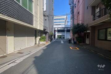敷地の北側前面道路（東側から）