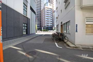 敷地北側の前面道路(西側から)