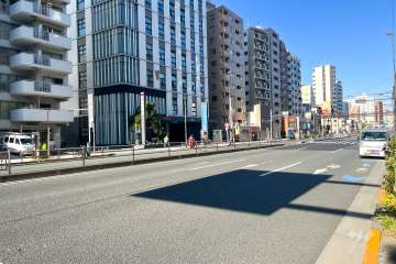 敷地東側の前面道路（南側から）