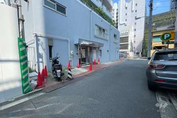 敷地の東側前面道路（南側から）