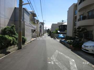 敷地北東側の前面道路