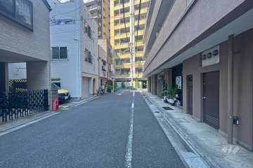 敷地西側の前面道路（南側から）