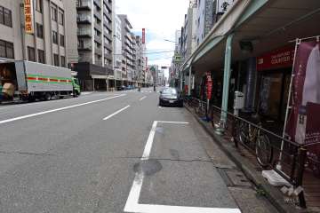 敷地東側の前面道路（北側から）