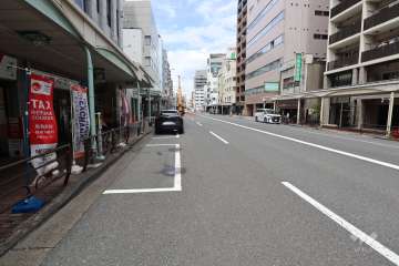 敷地東側の前面道路（南側から）