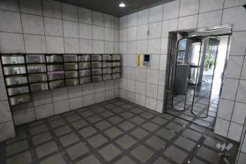 エントランスはオートロック付きです。