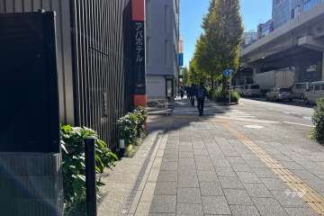 敷地の西側前面道路（北側から）