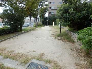敷地に隣接する小さな公園