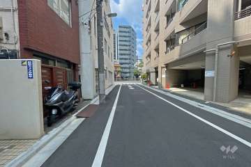 敷地の北側前面道路（東側から）