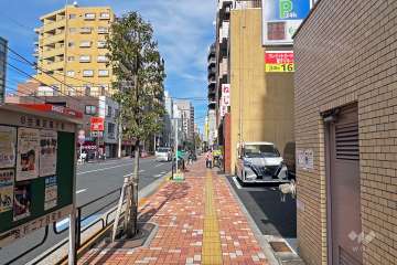 敷地の北西側前面道路は金杉通りです（南西側から）。