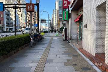 敷地の北側前面道路は浅草通りです（西側から）。