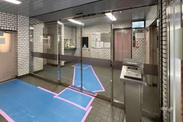 エントランスはオートロック付きです。