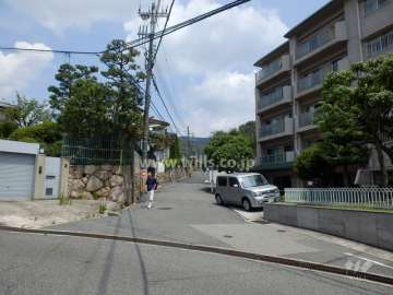 敷地西側の前面道路