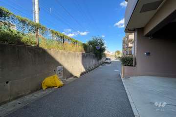 敷地北西の側前面道路（南西側から）