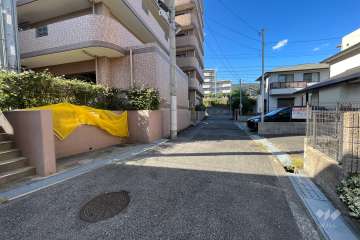 敷地東側の前面道路（南側から）