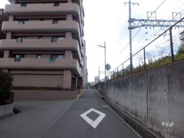 敷地北側の前面道路。道を挟んでJR東海道本線が走っています。