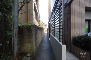 敷地北西側の前面道路(北東側から)