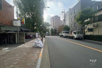 敷地南西側の前面道路（北西側から）
