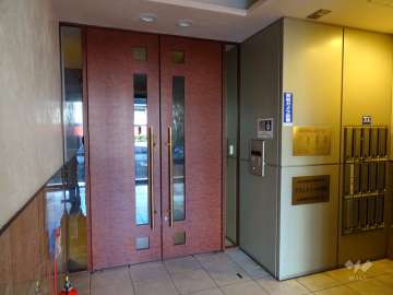 エントランスはオートロック付きです。