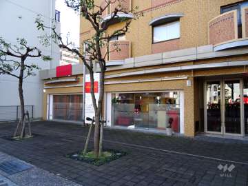 棟内に店舗部分があります。