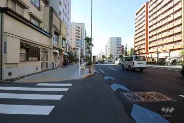 敷地南東側の前面道路(北東側から)