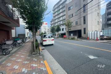 敷地の北側前面道路（東側から）
