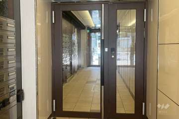 エントランスはオートロック付きです。